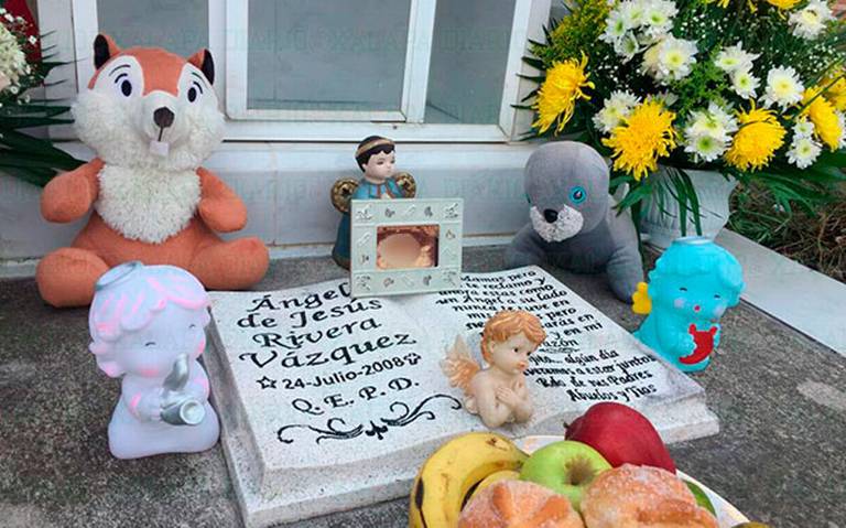  Familiares visitan a sus angelitos; adornan sus tumbas con juguetes, dulces y flores cementerios llenos en Día de Muertos